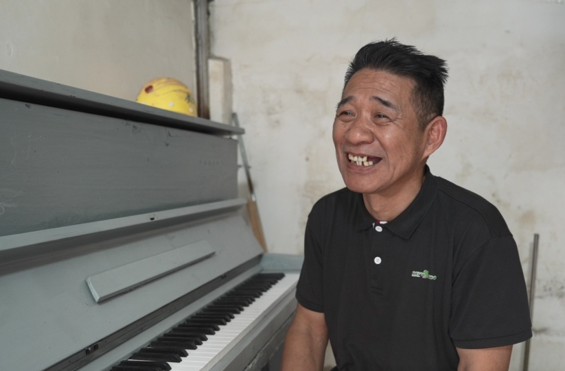 街头弹钢琴走红的深圳建筑工人，收到春晚邀请函！