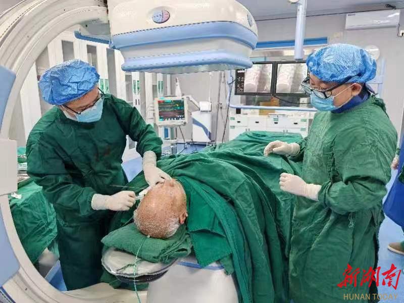 江永县人民医院成功开展首例永久性心脏起搏器植入术