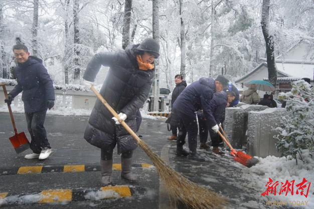 闻雪而动！麓山景区积极开展扫雪除冰工作