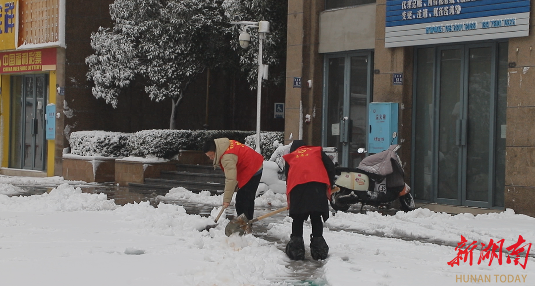 板桥铺社区：扫雪除冰保出行  志愿服务暖人心