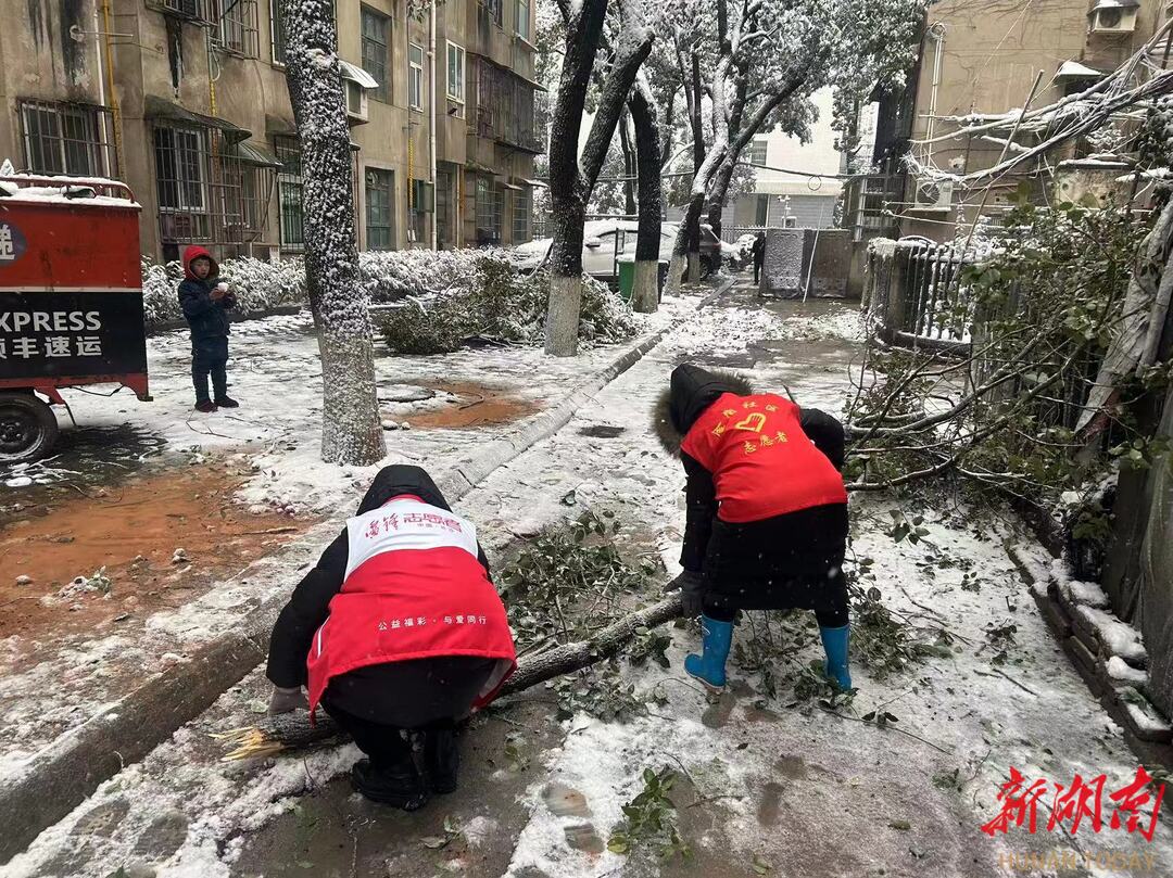 扫雪除冰保安全 志愿服务暖人心