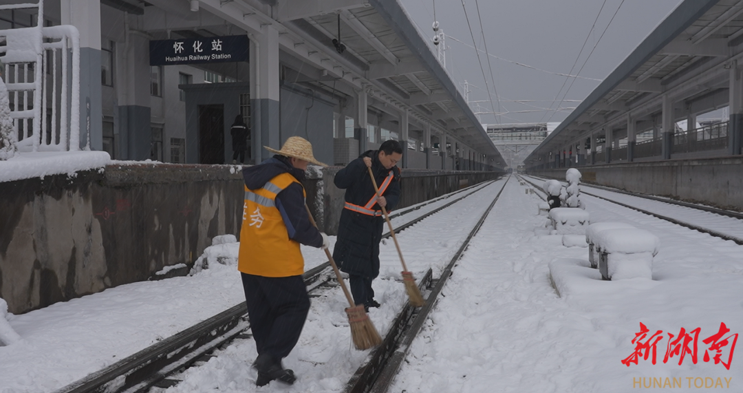 怀化火车站：扫雪除冰 畅通旅客乘车通道