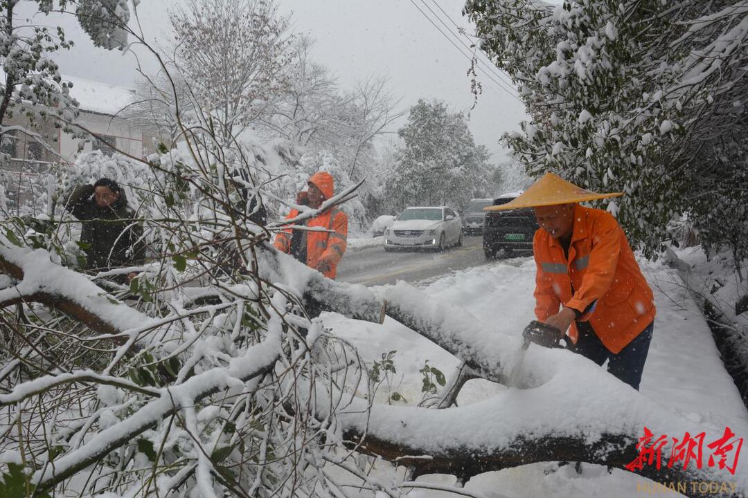 新邵:浴“雪”奋战保平安_邵阳头条网