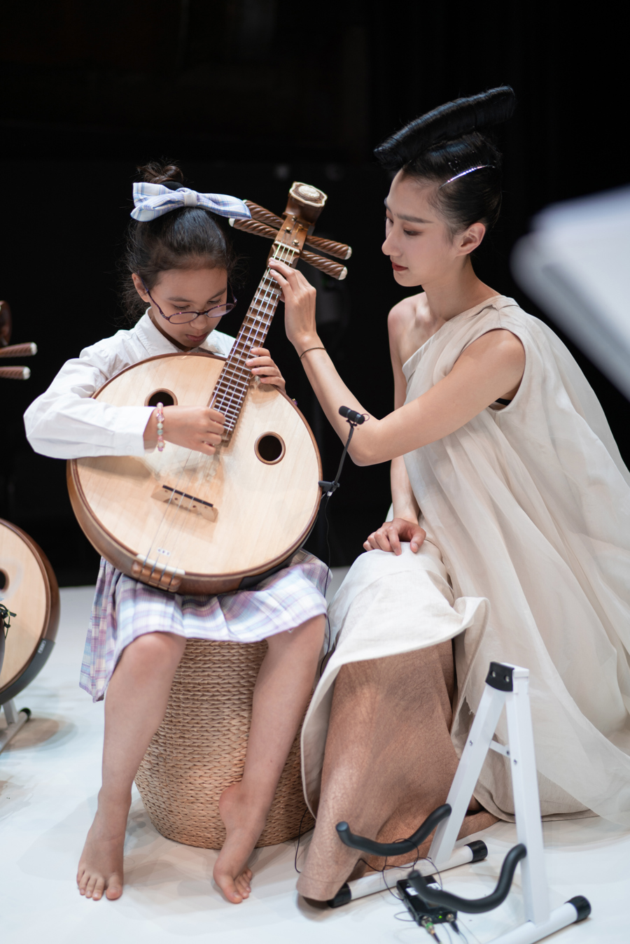 一位匈牙利女孩抱起中国民族乐器中阮杨璐的琴行不光招收小孩子,也