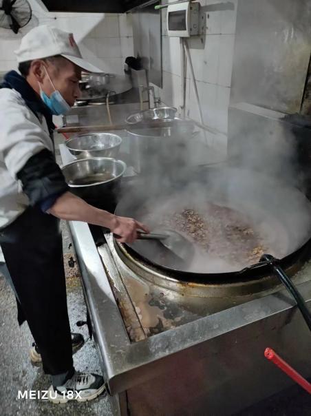 衡阳市五中食堂为教职工献上“暖心”腊八粥