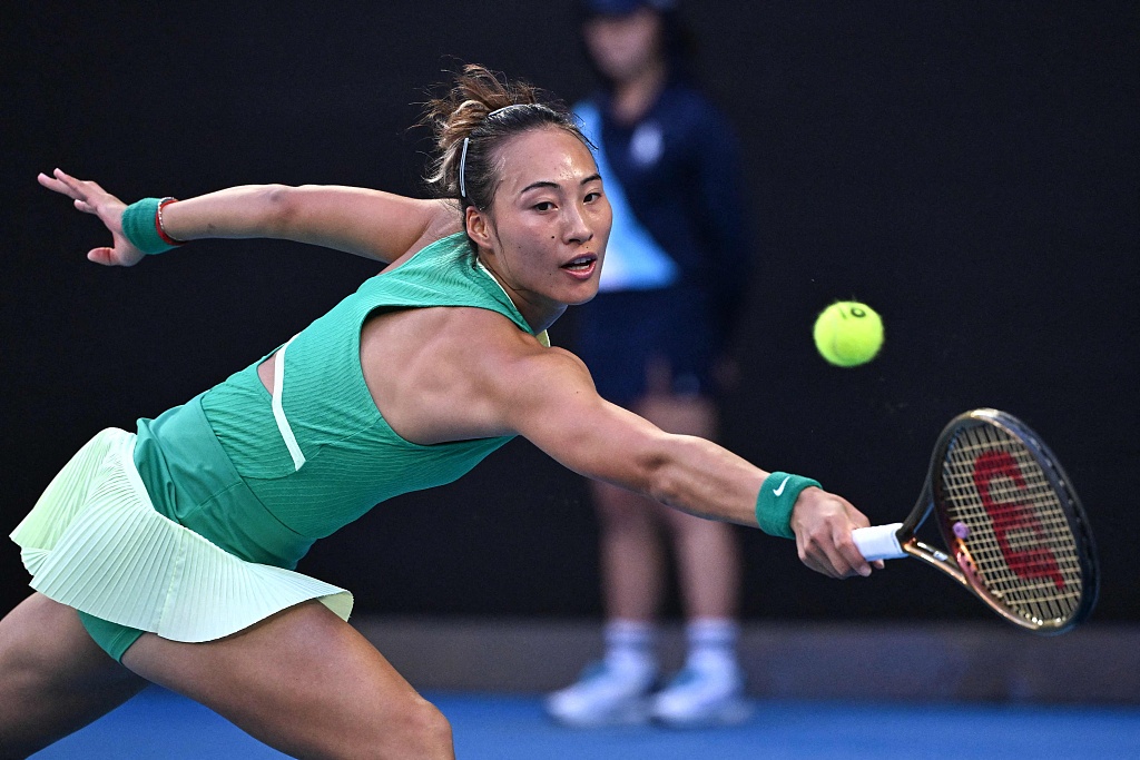 逆转赢球创生涯历史！郑钦文闯进澳网四强，排名跻身世界前十