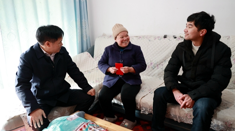 覃歇民到双江镇督查安全生产并开展走访慰问时强调：狠抓安全生产 关心群众冷暖 确保人民群众过上欢乐祥和的春节