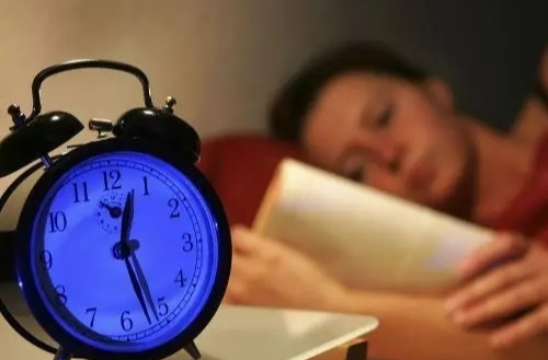 晚上睡不着 VS 主动熬夜，哪个伤害更大？