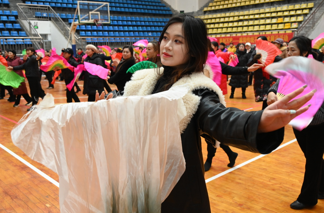 勤学苦练、积极“备战”，麻阳春节期间将上演1000人大型原创花灯广场舞表演