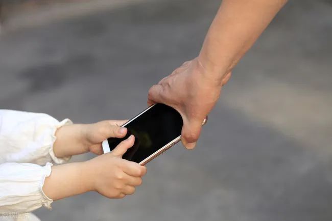 寒假手机争夺战，如何避免电子沉溺又不“鸡飞狗跳”