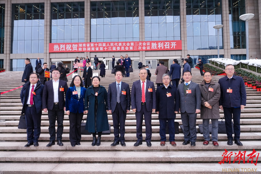湘潭大学人大代表、政协委员参加2024年省“两会”