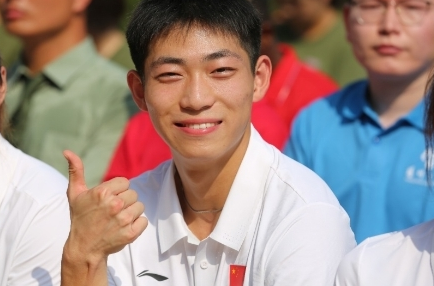 中国“00后”小将国际田径赛场夺冠！还是位大学生