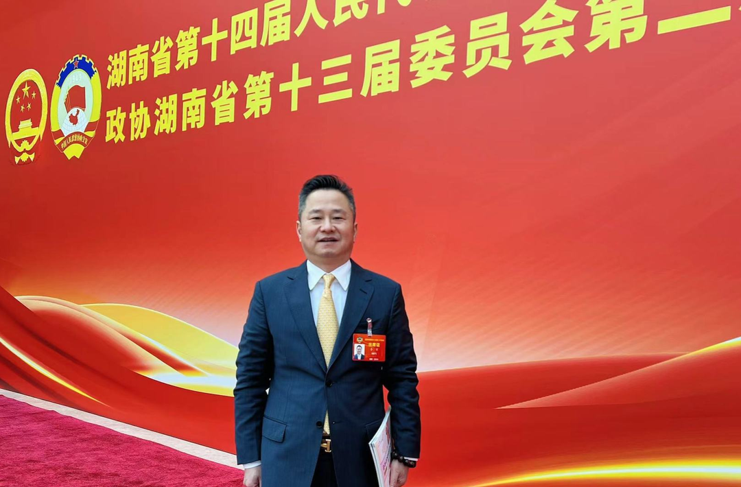 代表委员话两会｜委员李军：有效利用医院综合医疗资源，试点建立医院养老服务
