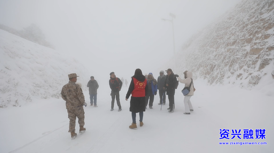 资兴回龙山：游客被困半山腰 多部门协同紧急救援