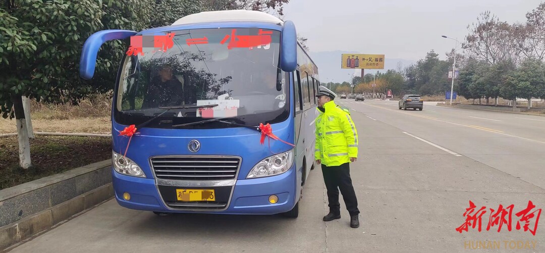 春运伊始，新邵交警查获两起客运车辆超员违法行为_邵阳头条网