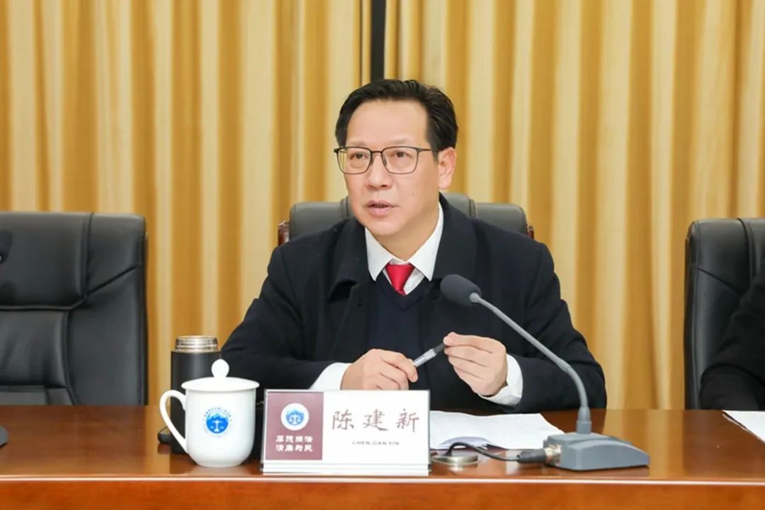 年度表彰决定,院领导为受表彰的5个先进集体和53名先进个人颁发证书