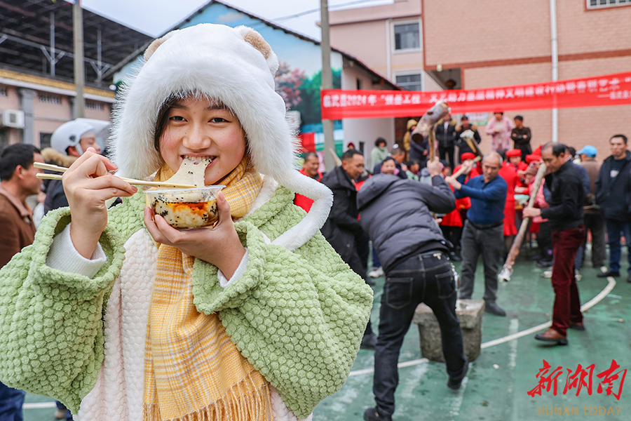 2月3日,临武县金江镇唐家村,村民在品尝刚抖出来的糍粑