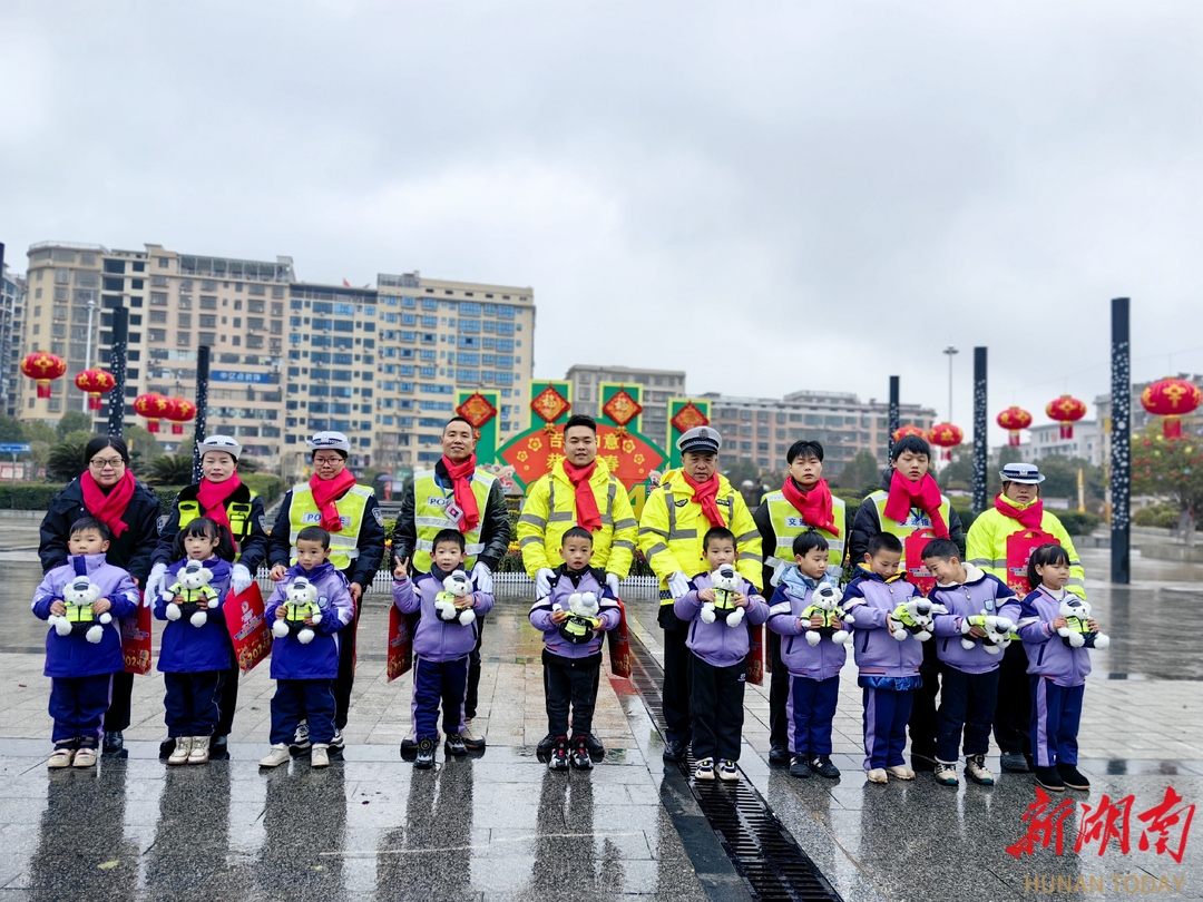 邵阳县10位小朋友对执勤交警的温暖祝福_邵阳头条网