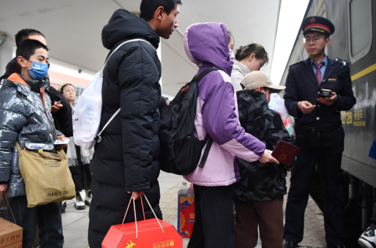 全国多地多趟列车晚点停运，冰雪天绿皮车比高铁更有优势吗？