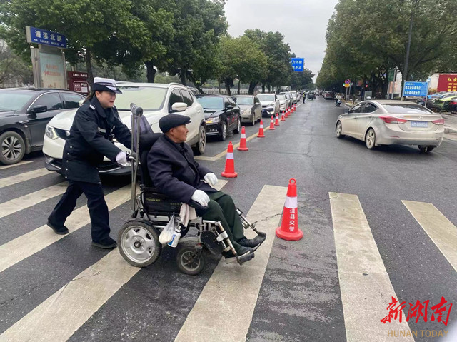 道县：老人坐电动轮椅被困车流  交警暖心“护航”