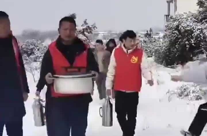 “搬家式”驰援！夏亚玲，你家小卖部被搬空了