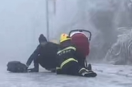 严寒冰冻，长沙一户居民被困山顶家中，消防员徒步9公里、历时8小时成功救援被困满月婴儿