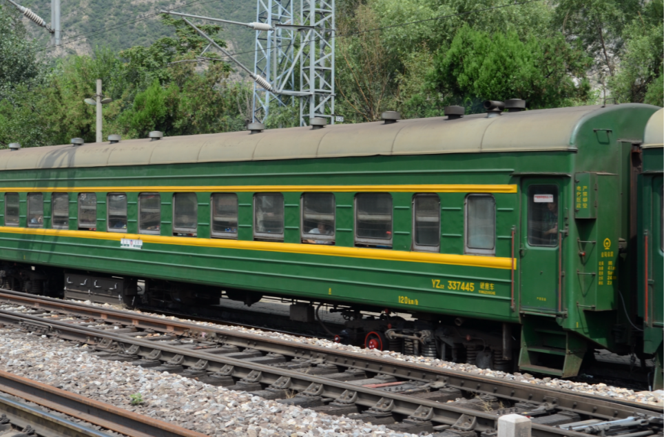 春运遇上暴雪！高铁降速停运，为什么绿皮车还能“冒雪前行”？