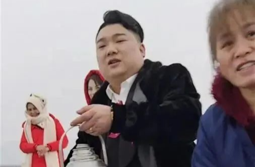 湖南一对新人打包喜宴，送给滞留高速的返乡人