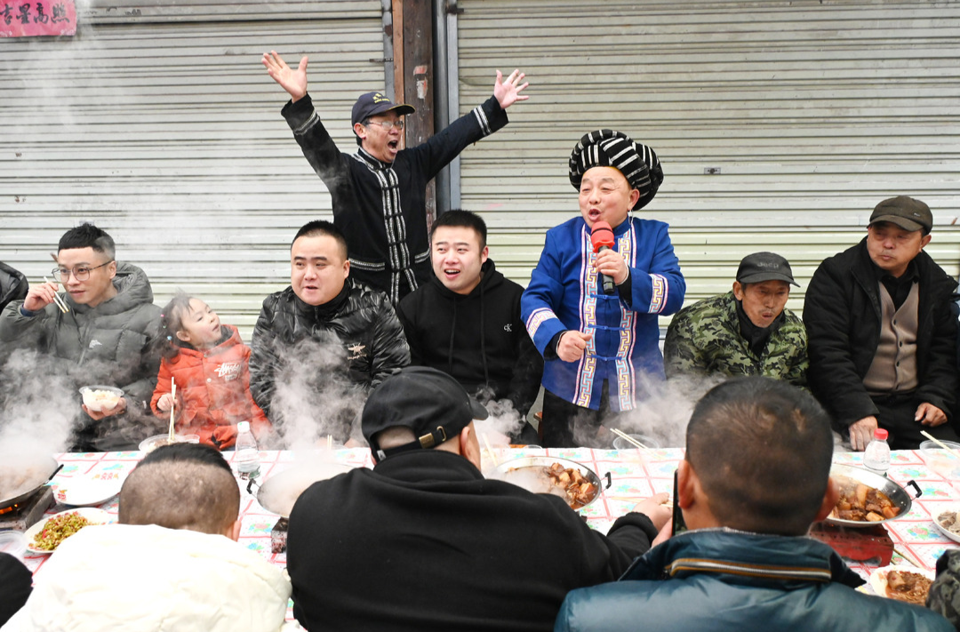麻阳吕家坪社区：长河号子声震天，百家宴里迎新年