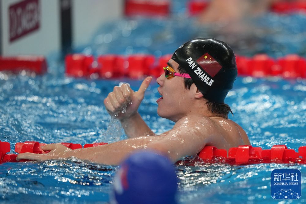 游泳世锦赛丨中国队男子4x100米自由泳接力夺冠潘展乐破世界纪录