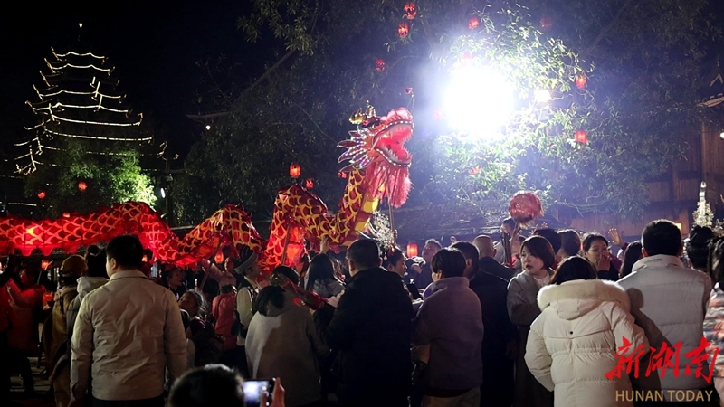 网络中国节 | 舞龙灯、打铁花，舞出新年味，打出幸福花