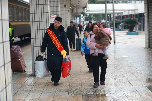 湖南開行首趟返崗務(wù)工臥鋪專列 后續(xù)還將開行往深圳、上海等地務(wù)工專列