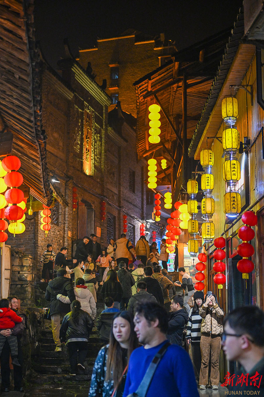 芙蓉镇绚丽夜景醉游人