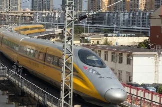 旅客“买短乘长”严重超员致列车报警晚点，是否需担责？