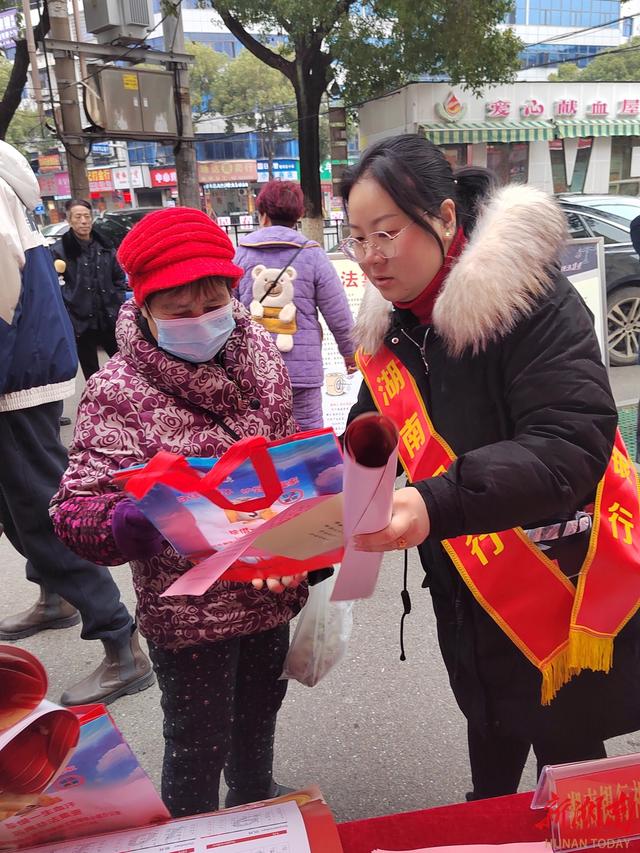 湖南银行祁东县支行积极参加防范非法集资宣传主题活动