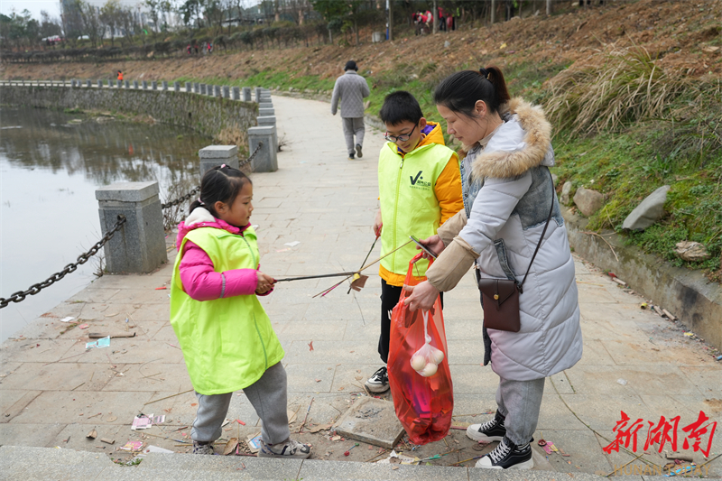 鹤城：开展“河我一起保护母亲河”志愿服务活动