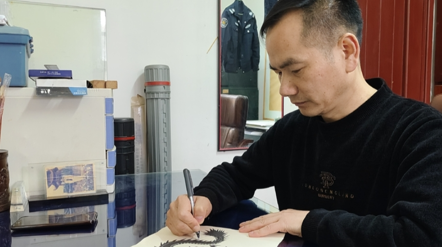 湖南大学“扫地僧”：15年创作200余幅龙画，最大愿望是开个人画展