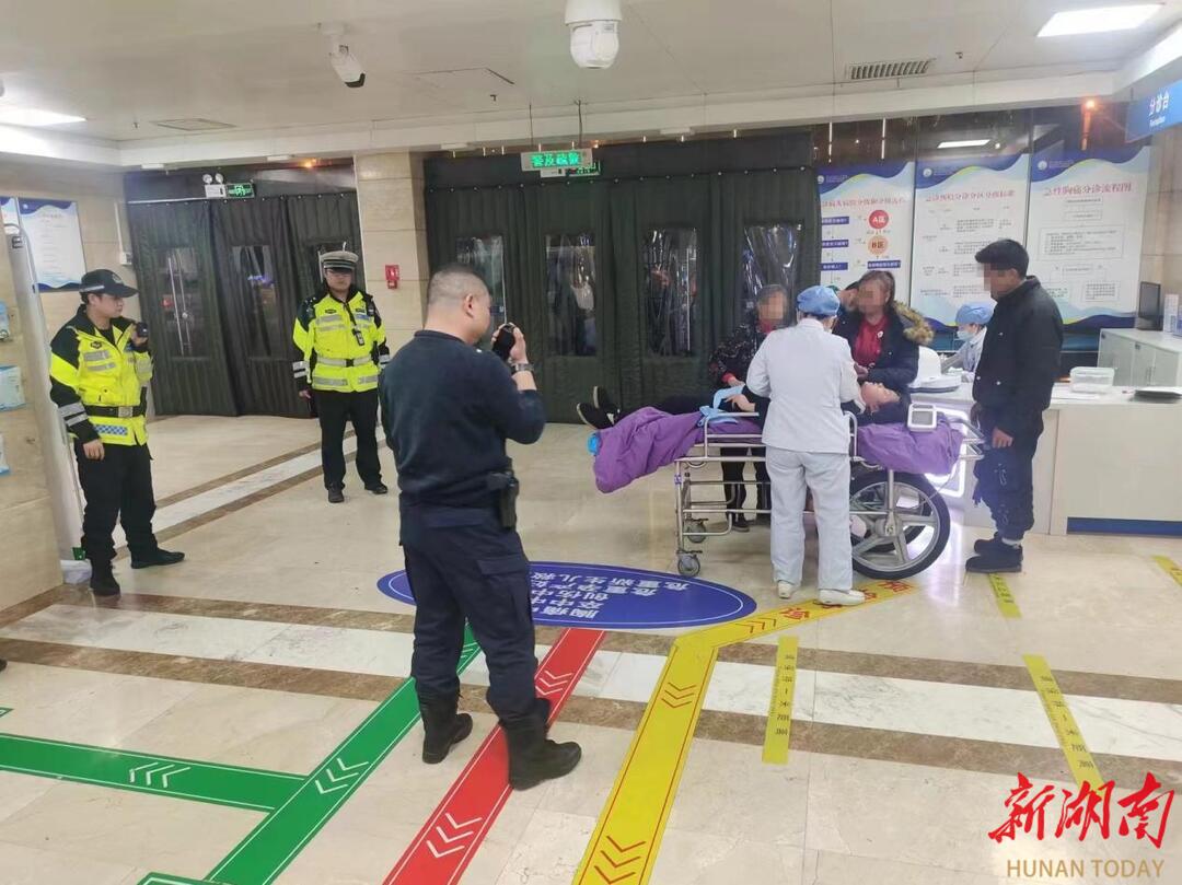 女子突发疾病吐血不止 吉首交警极速接力为生命“开道” - 关注 - 新湖南