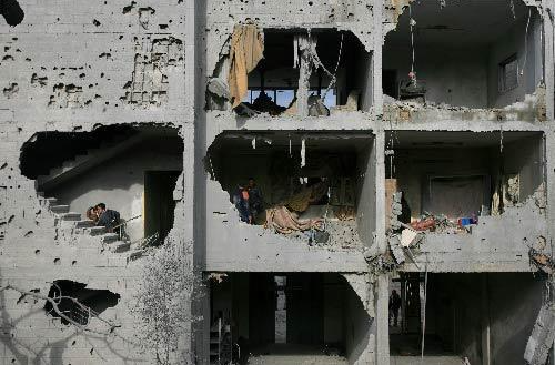 以军空袭加沙地带中部一栋住宅 已致17人死亡