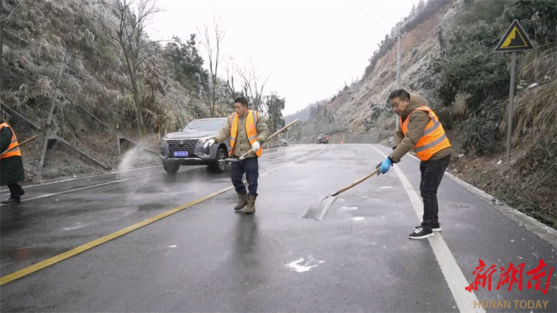 鹤城区：对结冰国省道路面除冰作业
