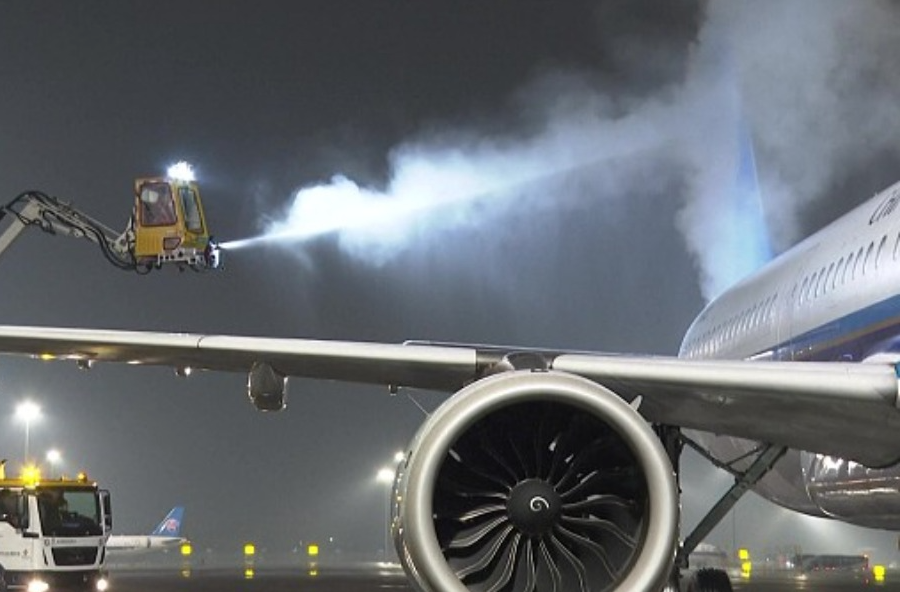 冰冻+低温预警齐发 今天全国航班正常率在84%左右