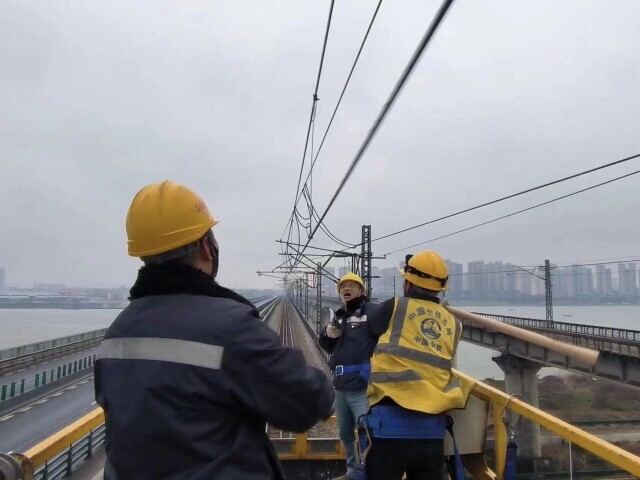 湘江特大铁路桥上的“敲冰人”