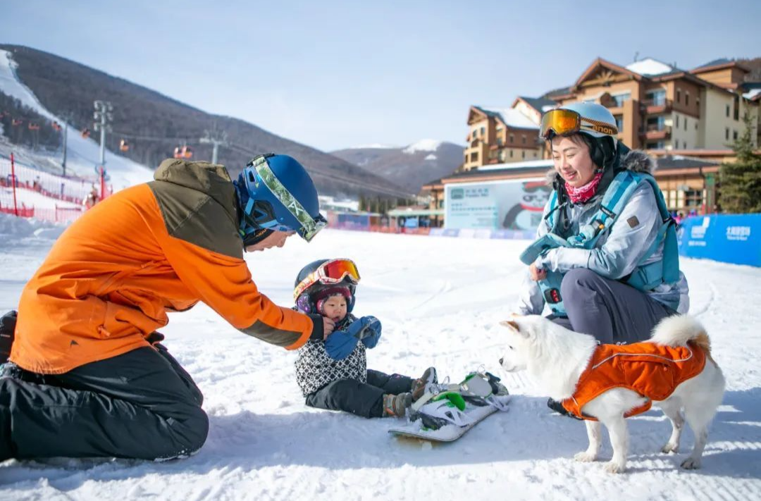 冬奥会上萌出圈的1岁“滑雪宝宝”如今带1岁弟弟滑雪