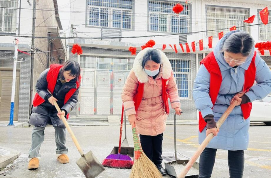 平江县第四学区幼儿园联合支部开展扫雪除冰活动