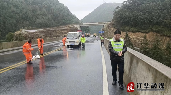 江华小圩壮族乡：清理路面安全隐患 确保道路安全畅通
