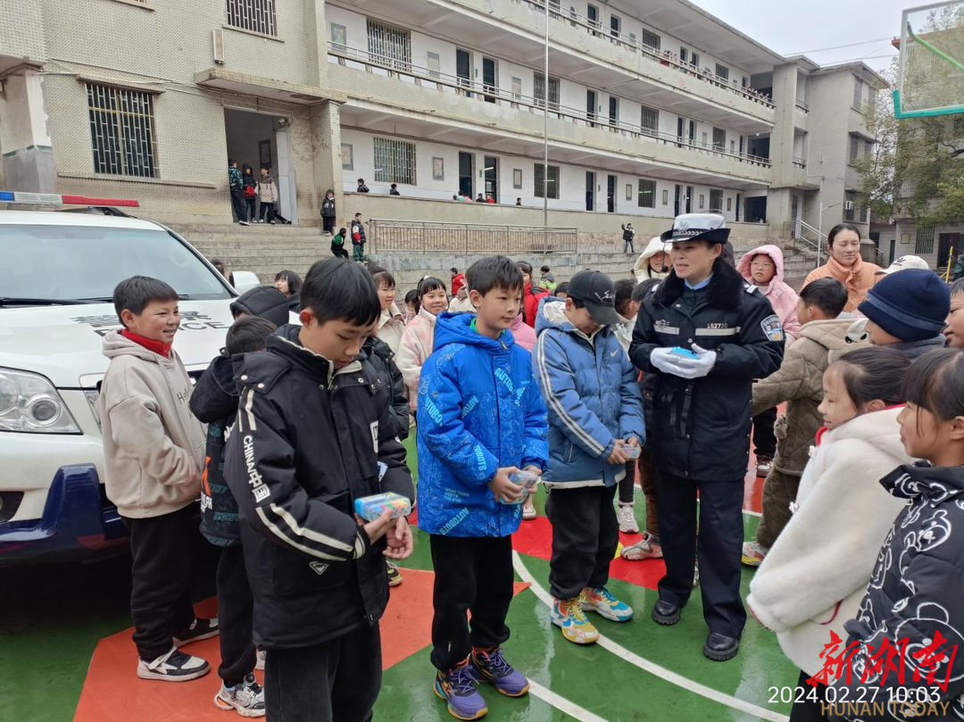 宜章县白石渡镇学校交通安全进校园守护学生成长路