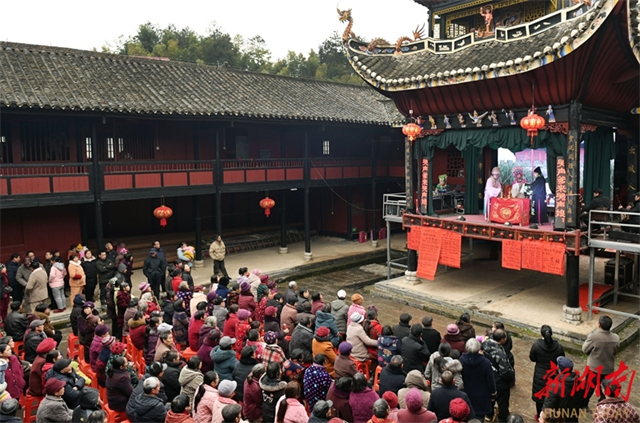 Qiyang Opera Staged in Countryside