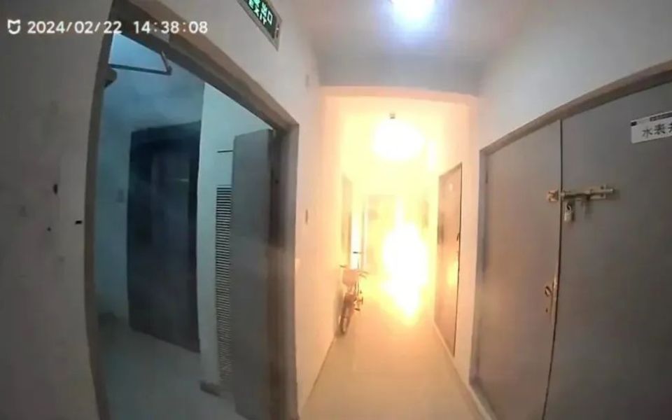 北京一男子在家给电动车充电，电池冒烟后10秒起火爆炸