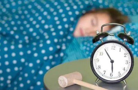 入睡难、容易醒、睡眠短的原因找到了！沾床就睡的3个技巧，学起来