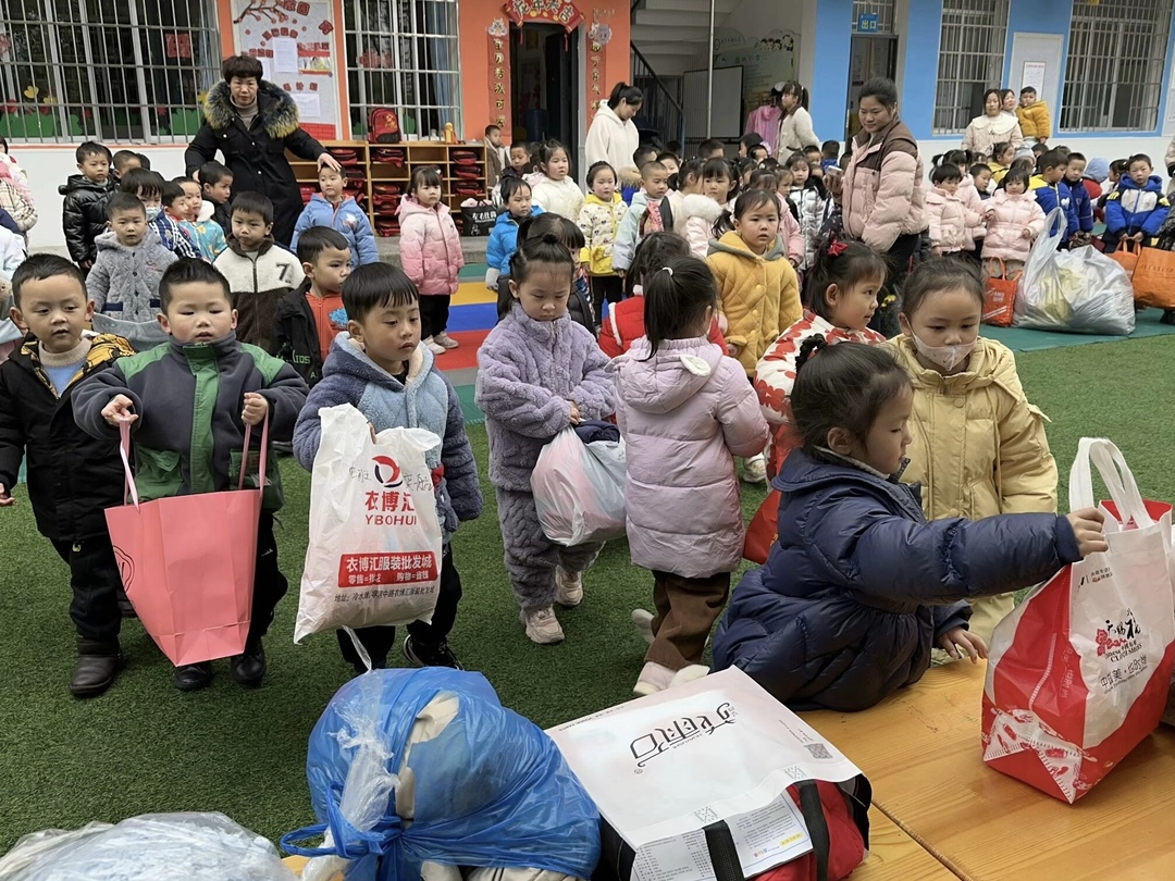 永州市冷水滩区将军岭幼儿园开展捐赠活动